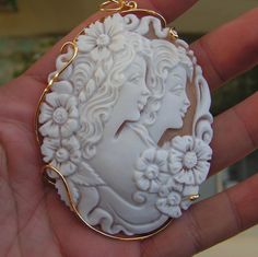 "Spectacular Cammeo Original and Genuine This is a beautiful cameo has been worked entirely by hand. Of course it was traditionally worked from an old engraver.  I would like to point out some peculiarities of cameo - The processing is very clean, the face of the woman is beautiful and has no imperfections. - The quality of the shell \"Sardonyx\" is the first choice. Just see the White and Brown High in the background (really very beautiful to see). Another look to have done to the SET. The jewelry was really an artist, the set has no imperfections and the frame that surrounds the \"pendant / brooch is very processed. This cameo is a true 'no plastics or resin \" NATURALLY SENTENCE HAND in Torre del Greco  always homeland of corals and cameos limit costs but not the BEAUTY is mounted on si Friendship Women, Pendant Brooch, Cameo Jewelry, First Choice, Vintage Chic, The Face, Hand Carved, Shells, Fine Jewelry