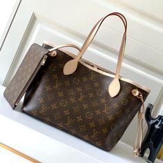 Presbyopia with apricot leather is genuine French A-grade quality, hand-painted edge details are very delicate.

Size: 29x21x12 Louis Vuitton Yayoi Kusama, Louis Vuitton Monogram Neverfull, Fashion Wall Decor, Louis Vuitton Capucines, Louis Vuitton Neverfull Monogram, Monogram Neverfull, Neverfull Mm Monogram, Large Cosmetic Bag, Lv Purse