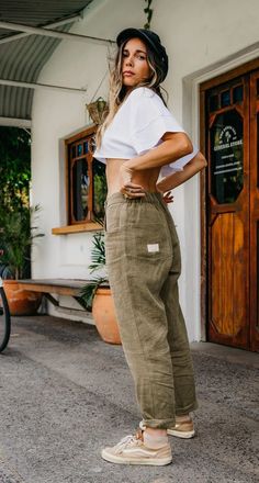 Green Linen Pants Outfit, Baggy Linen Pants, Fluid Fashion, Green Linen Pants, Boyish Outfits, Linen Pants Outfit, Look Boho Chic, Gender Fluid, Everyday Pants