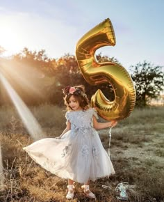 5 Year Photoshoot Ideas, 5 Birthday Photoshoot, 4th Birthday Photoshoot Ideas, 4th Birthday Pictures, Autumn Photography Portrait, Toddler Photoshoot, Outdoor Birthday