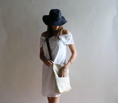 Woven Summer Hobo Tote Bag, Casual Summer Purse Chic Everyday Bucket Bag With Pockets, Casual Cream Straw Bag With Removable Pouch, Casual Handwoven Shoulder Bag For Everyday Use, Natural Hobo Bag With Removable Pouch For Travel, Casual Canvas Straw Bag For Everyday Use, Travel Hobo Bag With Removable Pouch In Natural, Linen Tote Shoulder Bag, Summer Linen Shoulder Bag For Everyday Use, Spring Travel Hobo Bag With Leather Handles