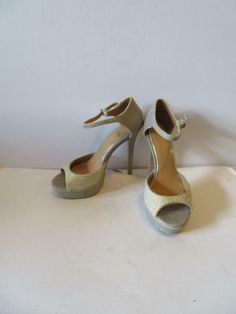 WOMENS BADGLEY MISCHKA CREAM/TAUPE LEATHER PLATFORM STILETTO SANDALS HEELS SIZE 6.5 MATERIAL: LEATHER ​MEASUREMENTS: LENGTH: 10" WIDTH: 3" HEEL: 5" FRONT PLATFORM: 1" SLIGHTLY SCUFFED HEELS, OTHERWISE IN VERY GOOD CONDITION......j_agui391-2### Pictures sell! Auctiva offers Free Image Hosting and Editing. The complete eBay Selling Solution. Track Page Views With Auctiva's FREE Counter Beige Almond Toe Party Sandals, Taupe Leather, Ebay Selling, Platform Stilettos, Stiletto Sandals, Badgley Mischka, Selling On Ebay, Free Image, Sandals Heels