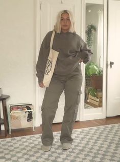 A girl wearing cargo pants and sweater oversize and totebag canvas and sneakers. Cute pose and aesthetic outfit Pants Sweater Outfit, Outfit Totebag, Outfit Inspo Cargo Pants, Polo Sweater Outfit, Short Hair Blonde, Grey Sweater Outfit, Oversize Outfit, Cargo Pants Outfit, Green Cargo Pants