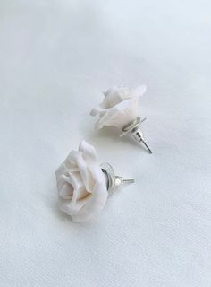 White cold porcelain floral handmade earrings These bridal floral earrings are handmade and created with love and care. In the middle of each flower is a pearl that adds beauty and shine✨! The best for your special day! A perfect gift for the bride to be and for a loved woman! Colors: -silver; -gold. Complement the earrings with matching accessories: Comb: https://www.etsy.com/listing/1383730345/hair-comb-gold-hair-comb-flower-hair?click_key=087d2ccca43e88ae78146f956f77fcbf390a60e0%3A1383730345& White Rose Earrings, Bridesmaid Earring, Pearl Flower Earrings, Gold Hair Comb, Porcelain Earrings, Bride Flowers, Bridal Hair Pins, Bridal Headband, Matching Accessories