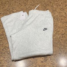 Nwt Nike Mid Rise Sweatpants Standard Fit 1x Heather Gray & Black Plus Size Nike Gray Cotton Joggers, Casual Gray Nike Joggers, Nike Casual Gray Bottoms, Nike Gray Cotton Sweatpants, Nike Gray Pants For Loungewear, Nike Gray Loungewear Pants, Nike Sweatpants Outfit, Pinterest Wishlist, Grey Nike Sweats