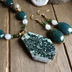 Ocean Agate, Hand Beaded Necklace, Beaded Jewelry Necklaces, Jewelry Set Design, Jasper Earrings, Agate Earrings, Fossil Coral, Handmade Jewelry Diy, Green Agate