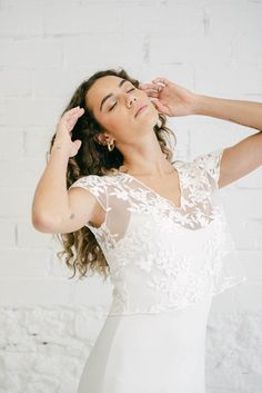 This elegant bridal crop top combines the delicacy of tulle with the charm of white floral embroidery, offering a romantic and sophisticated touch for your big day. Its V-neckline subtly enhances the figure, while the short sleeves and buttoned back add a touch of sophistication. Made from high-quality cotton, this crop top is not only comfortable but also perfect for complementing your wedding dress with a fresh and contemporary flair. Complete your look with our flower headpiece. Product Featu Wedding Gown Cover Up, Wedding Crop Top, Bridal Crop Top, Elegant Crop Top, Dress Topper, Traditional Boho, Color Marfil, Wedding Shrug, Tulle Top