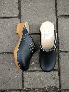 MADE FROM LEATHER AND ALDER WOOD Clogs for Women BONDA Low heals ergonomic wooden sole and soft leather. made to order. Available in sizes 36-41. For other sizes please contact me EUR 35 l UK 2.5 l AUS 4.5 l USA 5 l up to 22.3cm l 8.78 inches EUR 36 l UK 3.5 l AUS 5.5 l USA 6 l up to 23cm l 9.02 inches EUR 37 l UK 4 l AUS 6 l USA 6.5 l up to 23.7cm l 9.33 inches EUR 38 l UK 5 l AUS 7 l USA 7.5 l up to 24.5cm l 9.65 inches EUR 39 l UK 6 l AUS 8 l USA 8.5 l up to 25.3cm l 9.96 inches EUR 40 l UK 7 Black Clogs With Buckle Closure And Flat Heel, Black Closed Toe Mules With Leather Footbed, Black Mules With Removable Insole And Round Toe, Black Leather Clogs With Buckle Closure, Black Open Heel Clogs With Leather Footbed, Black Mules With Rubber Sole And Round Toe, Classic Black Closed Toe Mules, Classic Black Mules With Buckle Closure, Black Leather Open Heel Clogs