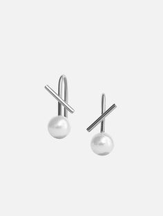 The White Pearl Horizon Mini Thread Earring is a minimal statement earring that can be worn solo or in combination with other styles. The design is effortless yet chic to wear to any occasion. Thread the earring end through your ear lobe and let it hang in place. Secure it using the silicon back. 14k gold White freshwater pearl Silicon back included Approx. 14mm long, Cross bar is 8mm long Made in New York