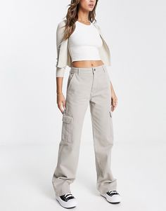 Pants by Pull&Bear Style refresh: pending Low rise Belt loops Functional pockets Relaxed fit Pull And Bear Cargo Pants, Pull And Bear, Pull & Bear, Pantalon Cargo, Cargo Trousers, Trousers Women, Jeans Pants, Cargo Pants, Low Rise