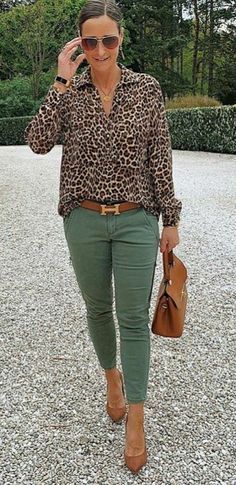 Elegantes Outfit Frau, Mode Tips, Mode Casual, Mode Chic, Modieuze Outfits, Casual Work Outfits, Green Pants, Work Outfits Women, Fashion Over 50