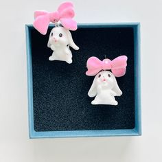 Indulge in pure joy with these adorable White Bunny with A Pink Bow Stud Earrings/ Clip-on Earrings!
Available in stud or clip-on styles, they add an irresistible cuteness to any outfit.
The flocking pink bow adds a charming touch, making them an ideal gift for any bunny lover.This pair is superb cute for Easter parties, ceremonies and everyday wear. Cute Bunny