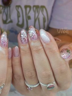 Chrome Flower Nails, Nail Specialist, Cat Eye Nails, Press Ons, Sparkly Nails, Floral Nails, Chrome Nails, Gold Nails, Flower Nails