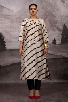 Beige kurta with leheriya pattern and metallic sequin embroidery. - Aza Fashions Elegant Bandhani Print Kurta For Eid, Beige Kurta, Kurta Women, Kurta Patterns, Kurta For Women, Sequin Embroidery, Sequins Embroidery, Womens Tunics, Embroidered Silk