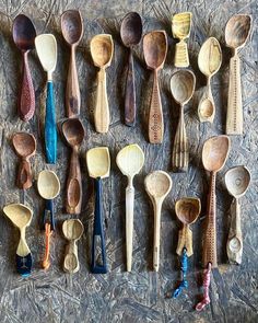 spoons are lined up on a table with different shapes and sizes to choose from