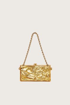 Created from a gold lamé encased in acrylic, the shoulder bag is finished with a scooped front lock closure on the top. The rectangular shape of the Hajar Shoulder Bag is embellished by a gold-toned hardware shoulder straps. This statement-making bag gives off an air of 60’s glamour and is fully lined to protect your valuables. A redefined classic, the Hajar Shoulder Bag will be your new go-to. Gold Handbag Outfit, Cult Gaia Bag, Statement Handbag, Gold Purse, Gold Lame, Statement Bag, Gold Bag, Gold Handbags, Blind Bags