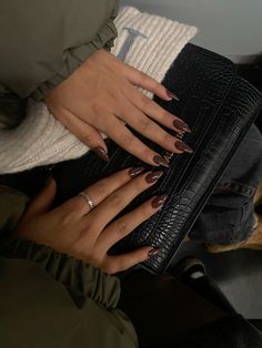 Brown nails | short nails | classy nails | stiletto | nails autumn 2023 | nails inspiration | nail inspo | nail winter 2023 | nails inspo trendy | nails 2023 | nails red | nail design | nails oval | nails french | chic outfits | chic classy | nails christmas | nägel weihnachten | nägel braun rot | nägel inspiration | it girl nails | star girl nails Nail Inspo Kylie Jenner, Classy Nails Autumn, White Brown Nails Design, Desi Perkins Nails, Short Dark Almond Nails, Fall Neutral Nails Almond Shape, Hailey Bieber Brown Nails, Nails For Brunettes, Nail Astethic