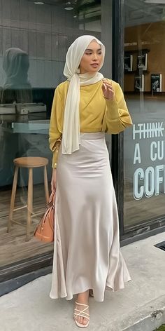 Long Pencil Skirt Outfits, Silk Dresses Outfit, Satin Skirt Outfit, Rok Outfit, Outfit Modest, Long Skirt Fashion, Muslim Outfits Casual, Style Hijab, Hijabi Outfits Casual