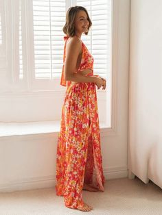 He aquí el vestido perfecto para todas las ocasiones. El vestido largo sin mangas con estampado floral Halter Calado y Aro Medio te ofrece un estilo sencillo y moderno. Esta prenda es increíblemente suave y cómoda al tacto. El estampado floral añade un toque de color y personalidad para completar tu look. La modelo lleva una talla "S" CARTA DEL TAMAÑO : Talla Busto Cintura Longitud S 84 cm 64 cm 137 cm M 88 cm 68 cm 138 cm L 92 cm 72 cm 139 cm XL 96 cm 76 cm 140 cm DETALLES: Tipo de artículo : C Orange Sleeveless Maxi Dress For Vacation, Floral Print Sleeveless Maxi Dress For Spring, Spring Floral Print Maxi Sleeveless Dress, Spring Floral Print Sleeveless Maxi Dress, Sleeveless Floral Dress For The Beach, Orange Floral Print Sleeveless Dress For Beach, Flowy Floral Print Sleeveless Sundress, Printed Maxi Sundress, Red Bohemian Sleeveless Dress With Floral Print