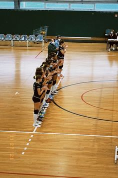 the girls are lined up in line on the basketball court for their team's match