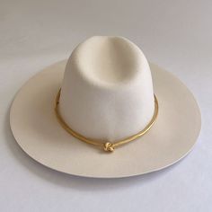 Kin/K (Presently Known As Kin The Label) Beautiful Wool Felt Hat In Cream, With A Gold Collar. It Has A Flat Brim. It Also Has An Adjustable Band For A Perfect Fit. Made In The Usa. Fit Crown: 4” (Approx.) Brim: 3.25” (Approx.) L 59cm Pink Carhartt Beanie, Balenciaga Cap, Pink Carhartt, Leopard Print Beanie, North Face Hat, Hat Cream, Tall Hat, Vintage Trucker Hats, Floral Hat