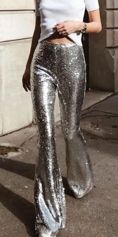 Sequin Pants Outfit, Silver Sequin Pants, Look Disco, Glitter Pants, Pants Outfit Ideas, Pastel Outfit, Sequin Pants, Mode Inspo, Silver Sequin