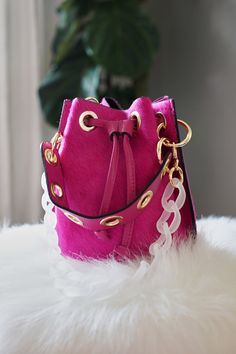 Bag Details, Superhero Design, Leather Bucket Bag, No Problem, Green Bag, Bag Straps, Pink Bag, Chain Strap, Italian Leather