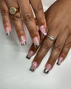 French Tip Nails With Chrome Design, Pink And Silver French Tip Nails, Nails Inspired Short, Nail Colors On Black Women, Short Nails Ideas Black Women, Chrome And Pink Nails, Pink And Silver Nail Designs, Silver Pink Nails, Pink And Chrome Nails