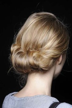 Love this tucked-under style. So unexpected! Twisted Hair, Fishtail Braid, Low Bun, Penteado Cabelo Curto, Retro Hairstyles, Quick Hairstyles, Good Hair Day, Winter Trends