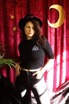 You love the TV Series "Charmed"? Then this rare Vintage crop shirt from 2002 of the original merchandise is for you!  It has a small "Charmed" logo printed at the front and a big logo print at the back, both in a beautiful purple gradient tone. It's stretchy and comfy to wear. DETAILS: -black VINTAGE crop shirt with gradient purple "Charmed" logo print at the front and back -size M, but runs smaller, please check measurements below! -half sleeves -from 2002, very rare design -original merch fro Fitted Rave T-shirt For Streetwear, Black Cotton Rave T-shirt, Y2k Fitted T-shirt For Alternative Fashion, Black Alternative Style Top For Fans, Y2k Long Sleeve Festival Tops, Black Short Sleeve Top For Festival, Fitted Long Sleeve Rave Top, Black Cotton Festival Tops, Black Cotton Tops For Festival