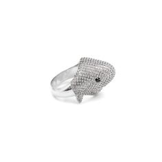 A captivating shark ring featuring a front face adorned with dazzling diamonds, creating a striking and luxurious piece that embodies both elegance and a bold, aquatic allure. Shark Ring, Edgy Vibes, Cvd Diamond, Front Face, Sea Creature, Themed Jewelry, Beach Lovers, Precious Gems, Men's Jewelry