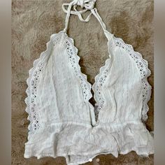 Never Worn White V-neck Crop Top For Summer, White Feminine Crop Top For Vacation, White Feminine Crop Top For Day Out, Feminine White Crop Top For Day Out, White V-neck Summer Crop Top, White Bohemian Crop Top For Spring, White Crop Top For Spring Vacation, White Bohemian Crop Top With Lace Trim, Bohemian White Crop Top With Lace Trim