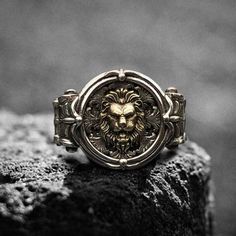 * Note: This ring is made to order, the crafting time will be around 14 working days. A sign of sheer fear, our Men's Lion Ring is a piece for the boldest of men. Crafted to stand out proudly, the lion ring takes the impressive face of these majestic creatures and reimagines it into a wearable item of luxury jewelry. T Metal Casting Jewelry, Wear Rings, Lion Ring, Seal Ring, Animal Pendant, Ring Men, Casual Accessories, Baroque Fashion, Pinky Ring