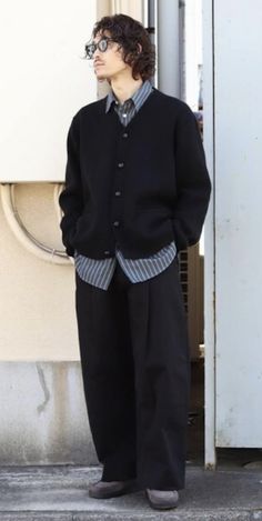 Dark Casual Outfits Men, Men Black Cardigan Outfit, Cardigan Outfit Men Formal, Autumn Outfits Men Casual, Casual Japanese Fashion, Cropped Pants Men Outfit, Cityboy Style Japan, Black Cardigan Outfit Men, Office Look Men