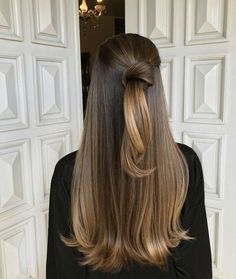 Precioso semirrecogido para invitadas y para novias. #peinados #novia #invitada Hair Knot, Brunette Balayage Hair, Balayage Brunette, Color Hair, Brunette Hair Color, Ombre Hair, Gorgeous Hair, Balayage Hair