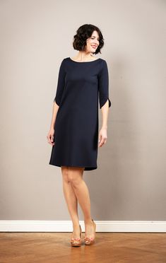 Charlotta is a fine, simple dress in a flared A-line, in dark blue. Particularly elegant is the simple, neck-free neckline, which also gives a small view of the back. Charlotta's highlight is the straight, two-piece sleeve, which ends with an elegant bow edge. Chalotta doesn't constrict you, is uncomplicated and conjures up a great figure. Also wonderful to go out, as a dress for the registry office and as a dress for wedding guests. The dress is available in sizes 36-44. We also make the dress Navy A-line Evening Dress, Navy A-line Dress For Formal Occasions, Formal Knee-length Dresses With French Seams, Chic Navy A-line Dress, Classic Navy Midi Dress, Elegant Navy A-line Midi Dress, Elegant Navy A-line Dress, Classic Navy A-line Dress, Navy A-line Midi Dress For Formal Occasions