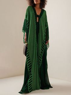 Batwing Sleeves H-Line Pleated Solid Color V-Neck Robes Maxi Dresses – TrendyNewLook Chic Green V-neck Maxi Dress, Kaftan Fashion, Silk Caftan, Kaftan Designs, Kaftan Maxi Dress, Johanna Ortiz, Caftan Dress, Abayas Fashion, Kaftan Dress