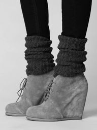 super cute!  Suede platforms, leggings and leg warmers How To Have Style, Mode Shoes, Dr Shoes, Winter Heels, Pastel Outfit, Paris Mode, Bohol, Wedge Ankle Boots, Looks Street Style