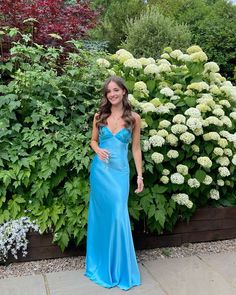 Prom Dresses Aesthetic Blue, Bright Teal Prom Dress, Simplistic Prom Dress, Prom Dresses Form Fitting, Green Satin Dress Prom, Blue Hoco Dress Aesthetic, Prom Dresses For Pale Skin Dark Hair, Prom 2024 Pictures, Ocean Blue Prom Dress