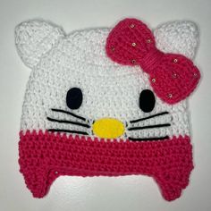 a crocheted hello kitty hat with a bow