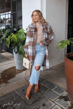 Brown checked jacket, long jacket, long plaid jacket, distressed denim jeans, mom jeans, chic outfit ideas, casual chic fashion, chic style outfits, cute everyday outfits Classy Date Night Outfit, Sunday Brunch Outfit, Chic Style Outfits, Casual Brunch Outfit, Extra Fashion, Summer Brunch Outfit, Casual Date Night Outfit, Date Night Outfit Summer, Chic Outfit Ideas