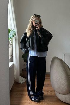 what do we think about adidas pants???? Adidas Track Pants Outfit, Adidas Pants Outfit, Black Adidas Pants, Looks Adidas, Track Pants Outfit, Adidas Hose, To Watch, Pants Outfit Fall, Androgynous Style