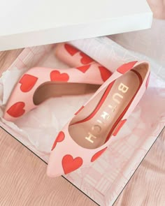 Shoes With Hearts, Valentines Day Outfit Ideas, Feminine Clothes, Day Outfit Ideas, Glamour Vintage, Lovely Pictures, Trendy Outfit Ideas, Heart Shoes, Valentine's Day Outfit