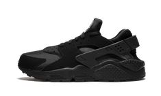 An essential everyday sneaker, the classic Nike Air Huarache gets blacked out for a stylish and versatile look. Wear them with anything, and always look good. Nike Air Trainer Huarache, Nike Shoes Huarache, All Black Nikes, Buy Nike Shoes, Huaraches Shoes, All Black Shoes, New Nike Shoes, Custom Nike Shoes, Nike Models