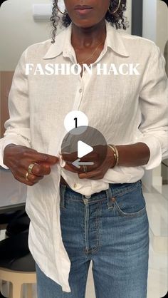 Maricélia| Timeless style inspiration on Instagram: "🌟 Fashion Hack Alert! 🌟
✨ Super einfachen und stylischen Trick, um eure Basic-Shirts in echte Hingucker zu verwandeln! 😍👕

Sende es an eine Freundin und speicher es für später. ❤️

Mode, Stil, Outfit, Fashion, Trend, Casual, Chic, Streetwear, Look, Inspiration, Kleidung, Jeans, Hemd, Sommermode, FashionHack.

#Fashion #OOTD  #StyleInspiration #FashionBlogger
#InstaFashion #StreetStyle
#Trendy #Fashionista #CasualChic #OutfitIdeas" Casual Shirt Outfit, Shirt Over Dress Outfit, How To Tie A Shirt, Shirt With Jeans, Smart Casual Wardrobe, Diy Fashion Scarf