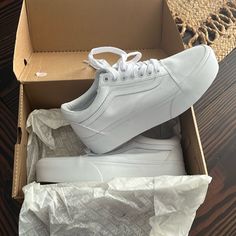 Perfect Summer Shoe To Complete Any Outfit. Brand New In The Box White Platform Vans. Women’s Size 9.5/Mens Size 8 White Vans Platform, Platform Vans Outfit, White Platform Vans, White Vans Outfit, Vans Sk8 Low, Checkerboard Vans, Platform Vans, Duck Shoes, Vans Women