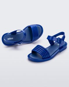 It's all puffed up perfection in the retro-inspired Mar Wave sandals. With inflated-like details and a fresh squared-off toe, these sandals get all the on-trend style points that take your look from day to night. Plus, a buckle closure around the heel and cushy insole keeps them comfortable wherever you're strutting your stuff. Summer Synthetic Jelly Sandals With Adjustable Strap, Summer Jelly Sandals With Adjustable Strap, Casual Jelly Sandals With Ankle Strap, Casual Jelly Sandals With Ankle Strap And Buckle Closure, Summer Jelly Sandals With Adjustable Strap And Round Toe, Spring Jelly Sandals With Adjustable Strap, Synthetic Open Toe Jelly Sandals With Buckle Closure, Trendy Jelly Sandals With Ankle Strap And Buckle, Trendy Sandals With Adjustable Straps