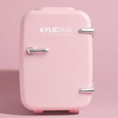 Kylie Skin Mini Fridge Is The Ultimate Beauty Accessory, Designed Specifically For Storing Your Favorite Skincare Products. It Keeps Your Creams, Serums And Masks Fresher For Longer. Skincare Mini Fridge, Fridge Color, Ligth Pink, Skins Mini, Face Mask Brush, Kylie Skin, Skin Face Mask, Vintage Chanel Handbags, Cosmetics Skincare