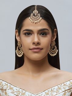 NAZRANAA JEWELS OFFERS A GREAT RANGE OF INDIAN JEWELRY FOR TODAY'S WOMAN WITH THE LATEST DESIGNS. THE BRAND IS COMMITTED TO PROVIDING ITS CUSTOMERS WITH THE HIGHEST QUALITY OF GOODS AND NEWEST DESIGNS. IT IS SUITED FOR A WOMAN WHO IS LOOKING TO STAY DATED WITH THE LATEST TRENDS. RADIANT ANTIQUE GOLD EARRINGS WITH MAANG TIKKA IS A PERFECT ACCESSORY FOR ANY NIGHT EVENT. IT IS SURE TO MAKE YOU STAND OUT IN A CROWDED ROOM. Traditional Indian Jewelry: Slight Color variations possible due to differenc White Cutdana Jhumkas For Wedding, Wedding White Cutdana Jhumkas, White Chandbalis For Wedding And Diwali, Chandbali Kundan Necklace For Marriage, White Jhumkas For Wedding, Elegant Bridal Sets For Marriage During Diwali, White Kundan Chandbalis For Wedding, Chandbali Bridal Earrings For Marriage Festivals, Fusion Meenakari Jhumkas For Wedding