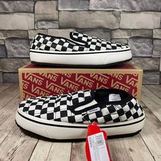 Brand New Never Worn Woman Size Xsmall (5-6) Small (6.5-8.5) Comes In The Original Box Vans Black And White, Shoes Vans, Vans Black, Womens Vans, Vans Shoes, The Original, Fashion Shoes, Original Box, Slippers